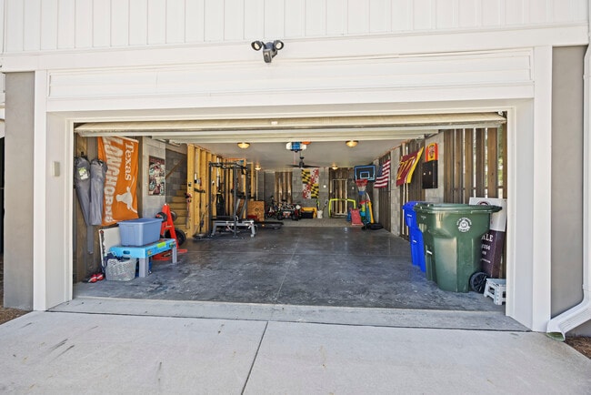 Building Photo - 210 Winding River Dr