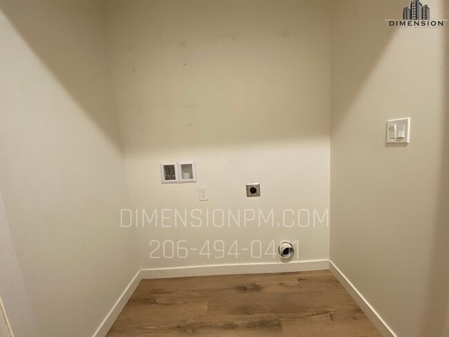 Building Photo - Spacious 4-bedroom, 2.5-bathroom townhouse-style home available in Tacoma!