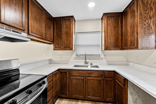 Building Photo - Tastefully Updated 3 bedroom 2 bath duplex...
