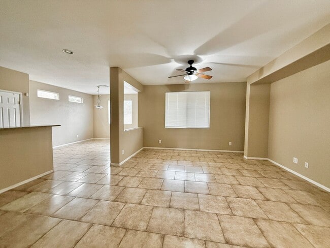 Building Photo - Spacious Living, Granite Counters, Great Location!