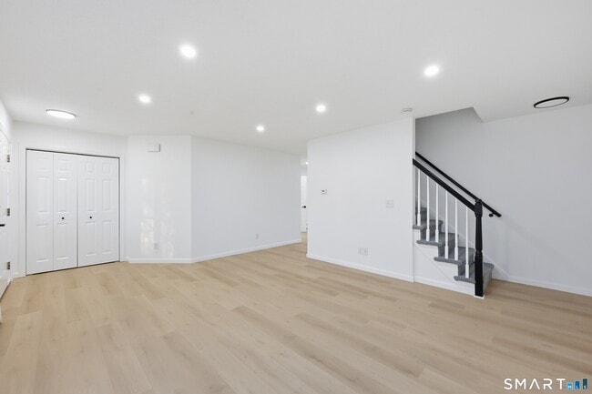 Building Photo - 70 Victoria Ct