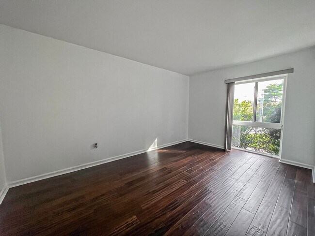 Building Photo - A Gorgeous 1 Bed 1 Bath Unit With Patio In...