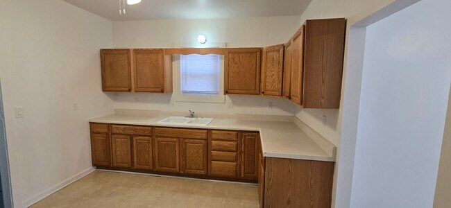 Building Photo - Remodeled 2 bedroom with Garage & small fe...