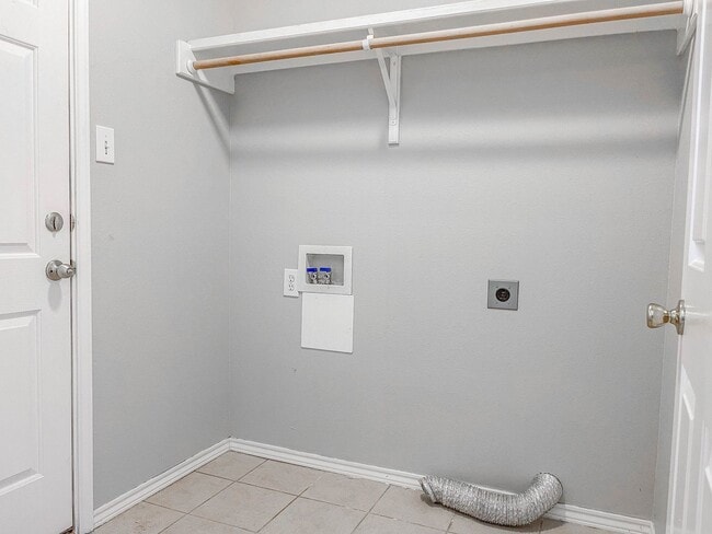 Building Photo - Beautiful Home Available 08/10!