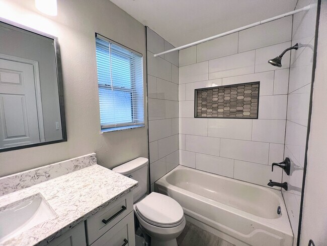 Building Photo - 847 High Pointe Cir