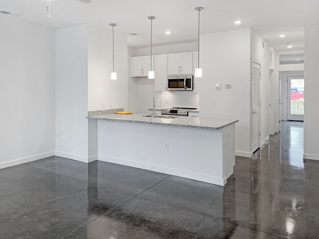 Building Photo - Modern 2 Bed, 2 Bath Condo with Fenced Yar...