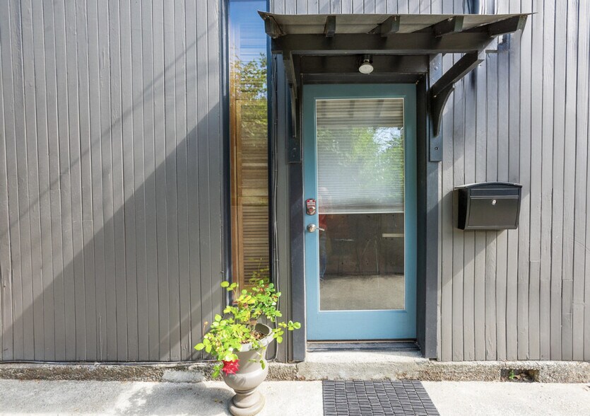 Building Photo - 2607 8th Ave W