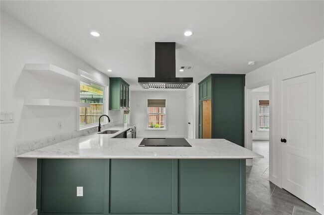 Building Photo - 312 W 31st St
