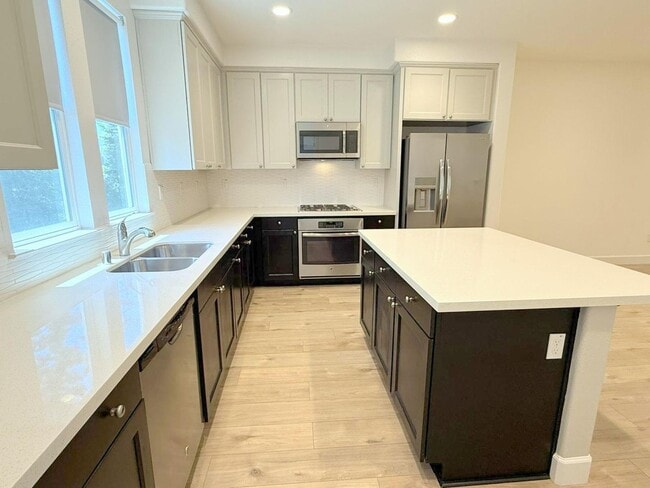 Building Photo - NEW PRICE ! Modern & Luxurious Ryan Terrac...