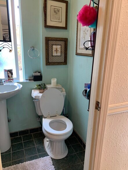 Building Photo - 3900 Seven Hills Rd