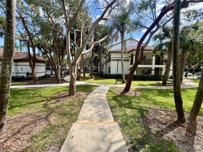 Building Photo - 640 S Park Rd