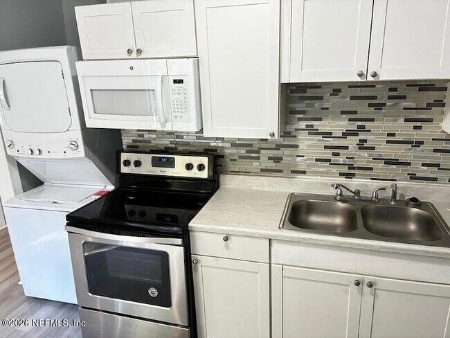 Building Photo - 314 Celery Ave N