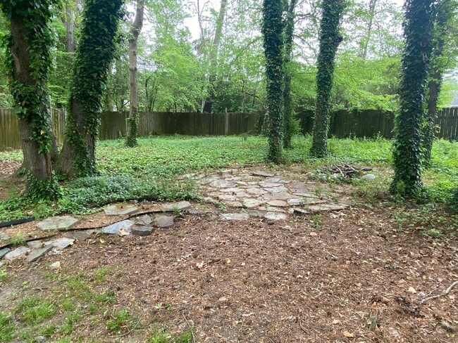 Building Photo - Three bedroom, 2 bath home with a large fe...