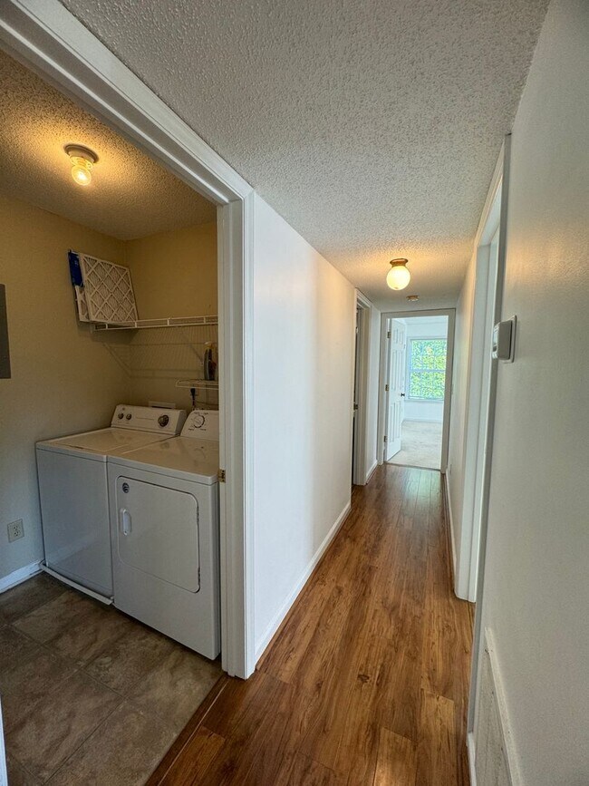 Building Photo - 2BR 2BA Condo beside Greenway