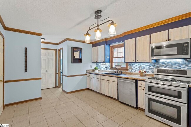 Building Photo - 405 Creek Dr