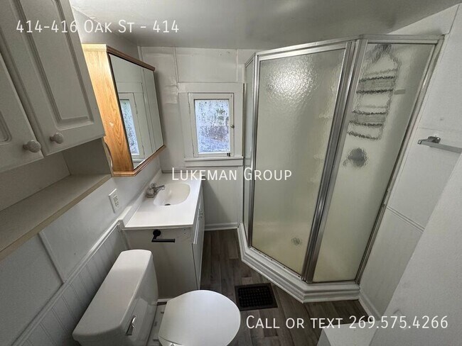 Building Photo - 414-416 Oak St-414