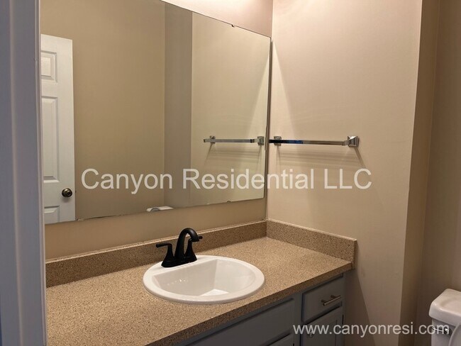 Building Photo - 825 Connaly Dr