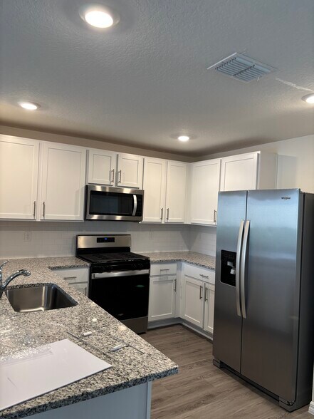 Building Photo - 35977 Sunflower Hill Dr