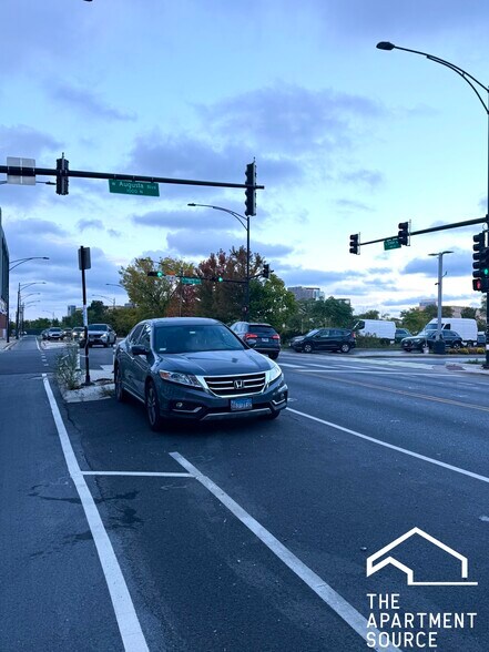 Building Photo - 942 N Elston Ave