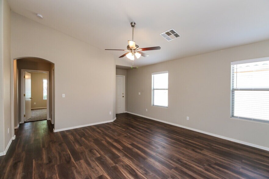 Building Photo - 32647 N Cherry Creek Rd