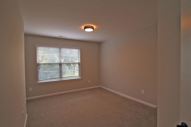 Building Photo - Spacious 3Bedroom Townhome in Thompson Rid...