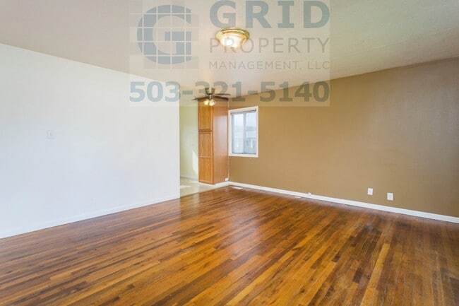 Building Photo - 2 Bedroom Bungalow in Northeast Portland - Huge Backyard!