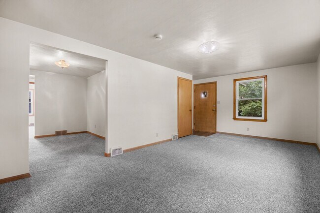 Building Photo - 3401 Seneca Ave