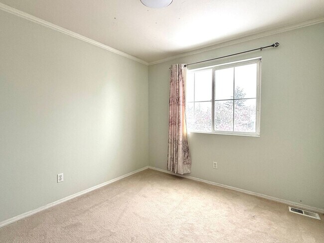 Building Photo - Bright Sammamish Home with Fully Fenced Yard