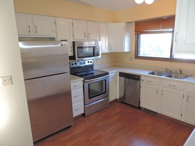 Building Photo - $1425 | 2 Bedroom + Den, 2.5 Bathroom TOWN...