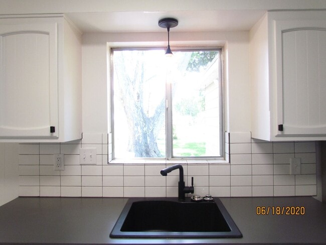 Building Photo - Roommate Needed for 3 Bed Home Close to Bo...