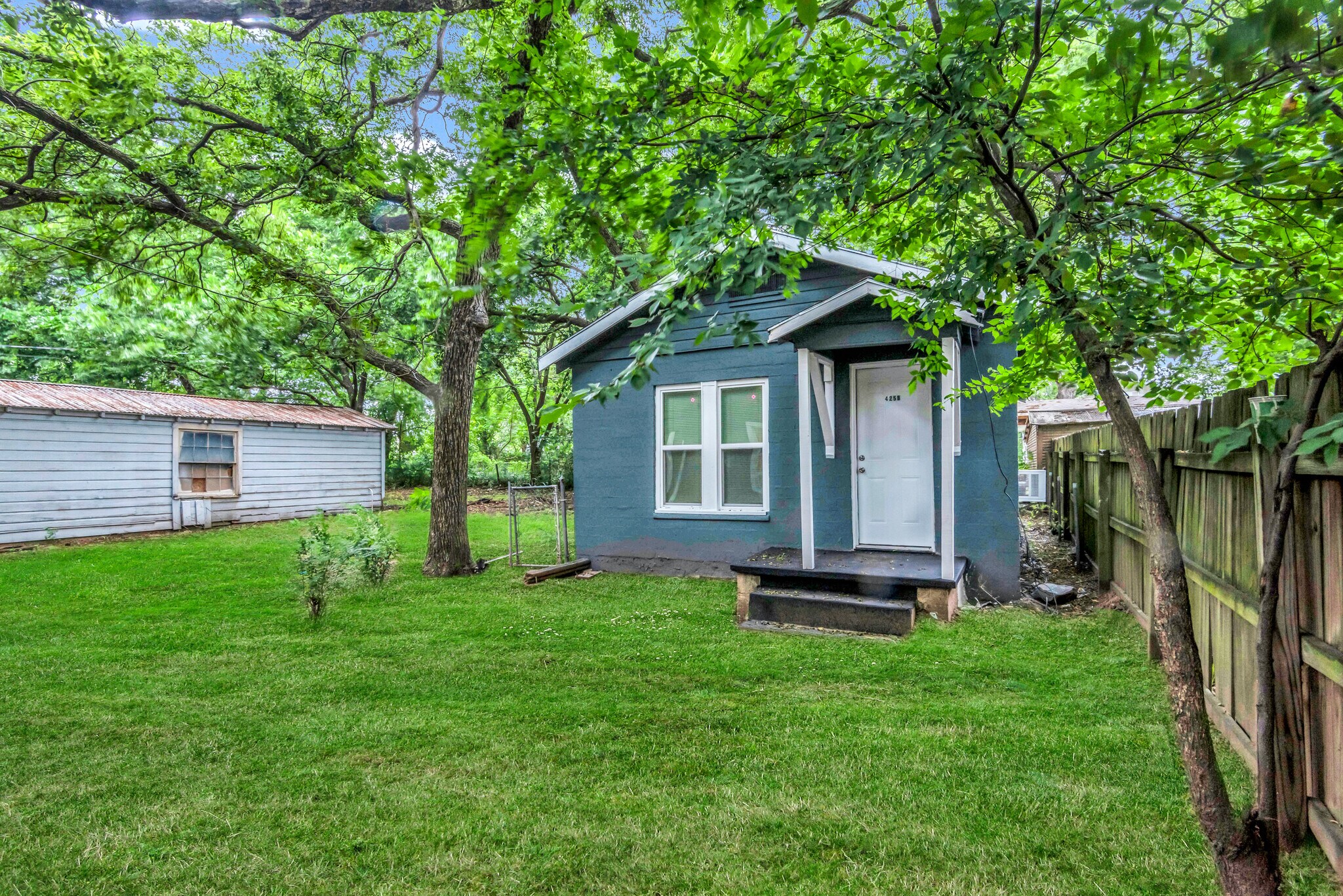 Building Photo - 425 E Sears St