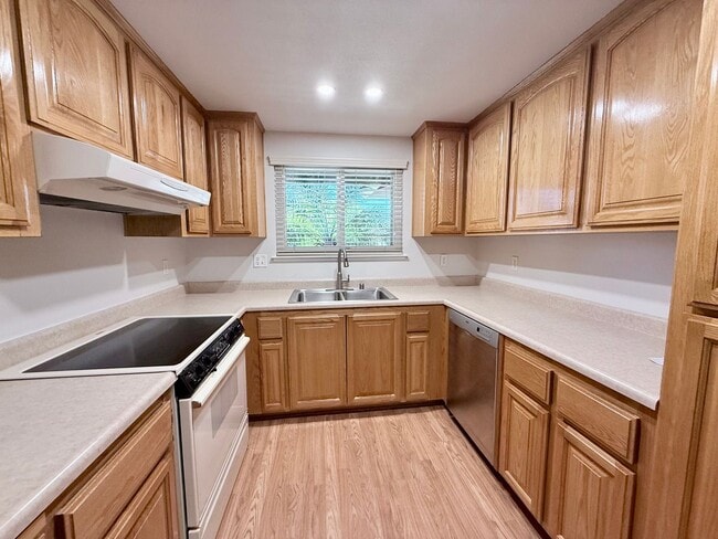Building Photo - 3-BED 2-BATH WITH SPACIOUS BONUS FAMILY ROOM IN QUIET NEIGHBORHOOD