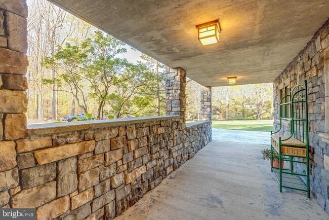 Building Photo - 1057 Vista Dr