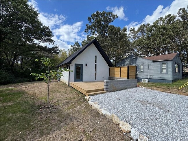 Building Photo - 1111 S Ray Ave