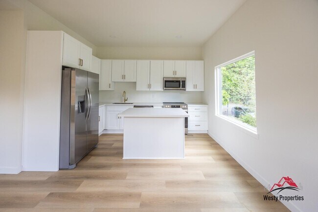 Building Photo - 542 NE Brazee St
