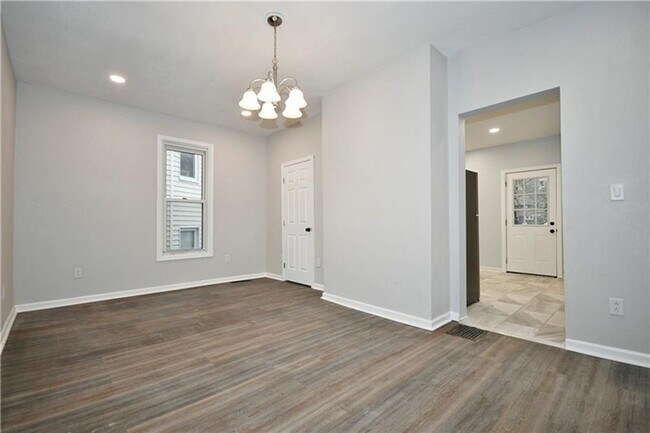 Building Photo - Beautifully Remodeled 3 Bedroom House in C...