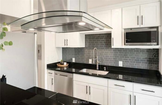 Building Photo - Magnolia Gem, Renovated for todays modern lifestyle