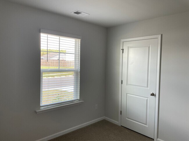 Building Photo - 3 Bedroom 2 Bath Home in Eagle Creek, Bolivia, NC