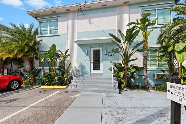 Building Photo - Resort-Style 1-Bedroom Apartment in Prime Miami Beach Location!