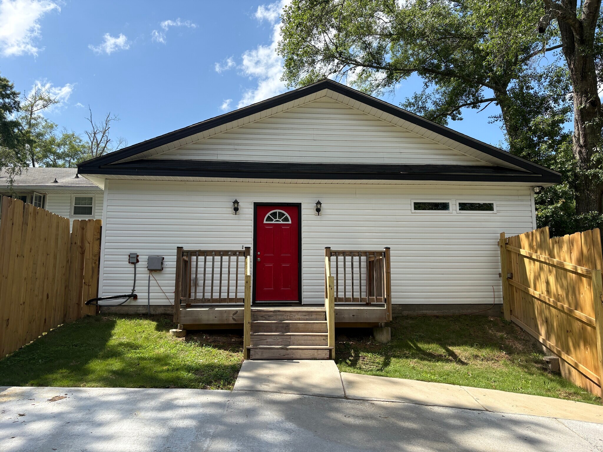 Building Photo - 825 Forest Lake Dr S