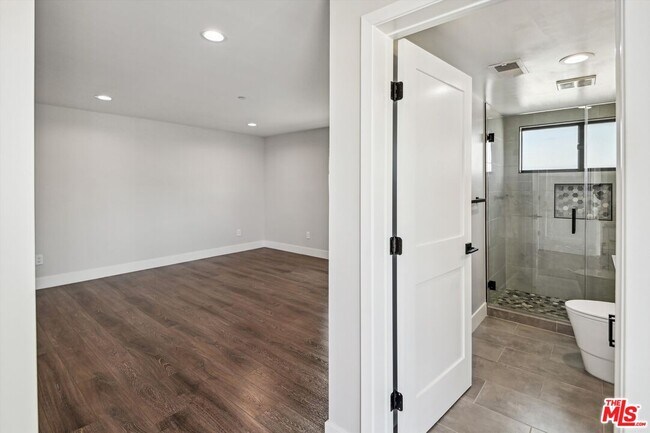 Building Photo - 819 E La Palma Dr