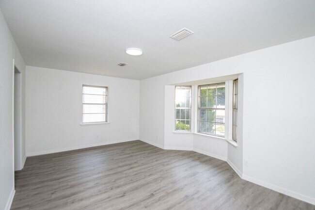 Building Photo - Welcome to a beautifully maintained 4-bedroom, 2-bathroom home located in the highly sought-after...