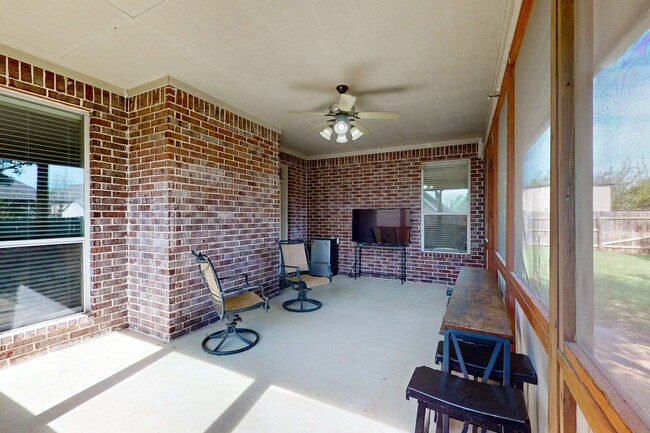 Building Photo - 3 Bedrom 2 bath with a 2 car garage