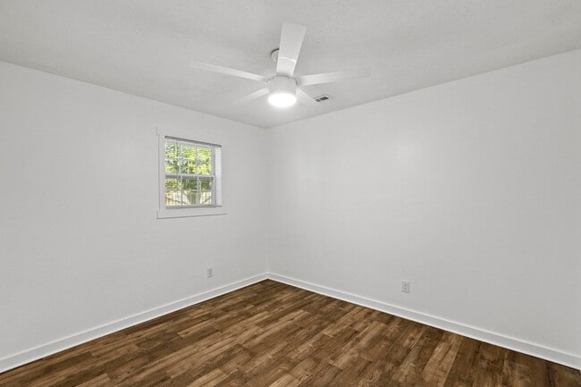 Building Photo - 3 Bedroom Home in Wilmington with a fenced yard and garage!