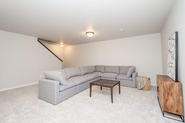 Building Photo - 4 Bed 3 Bath Single Family Home