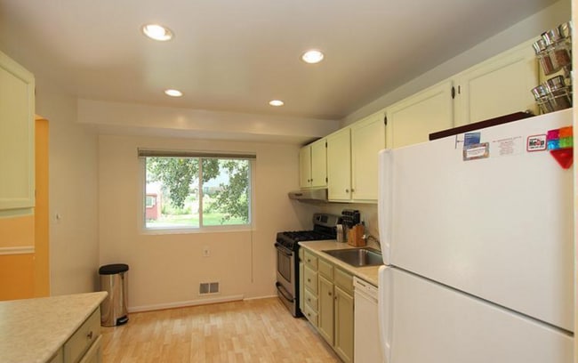 Building Photo - Rare Rockville Find! Upgraded 4BR/2.5BA Home with Fenced Yard – Pets Welcome!