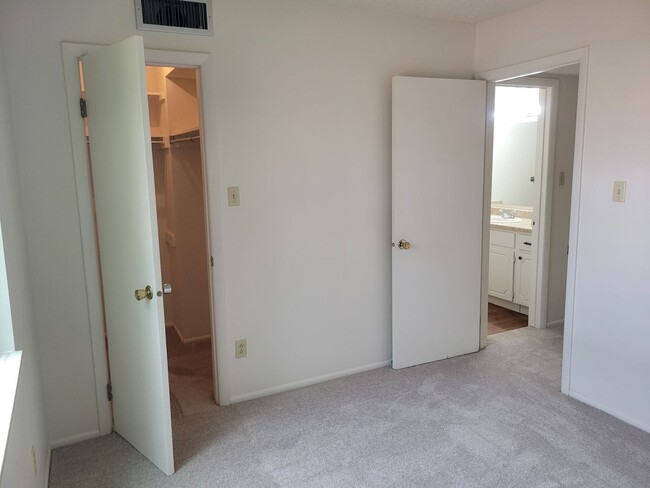 Building Photo - 2 Bed / 2 Bath Top Level Condo with A/C! -...