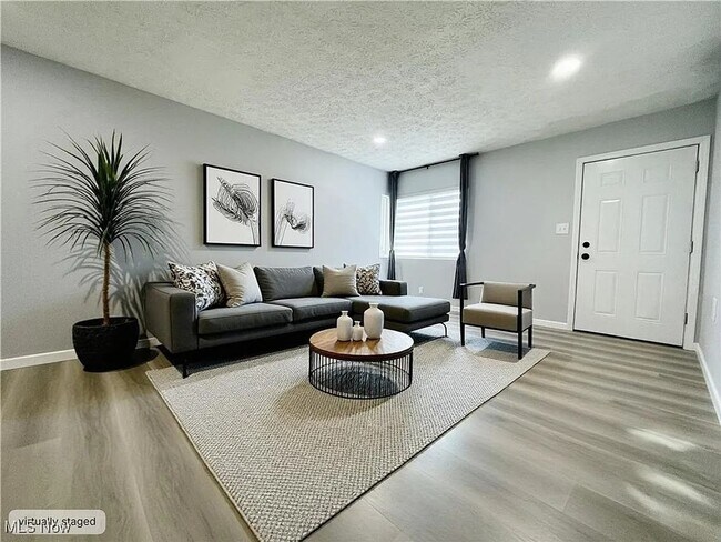 Building Photo - Charming Euclid Home in Quiet Residential Neighborhood