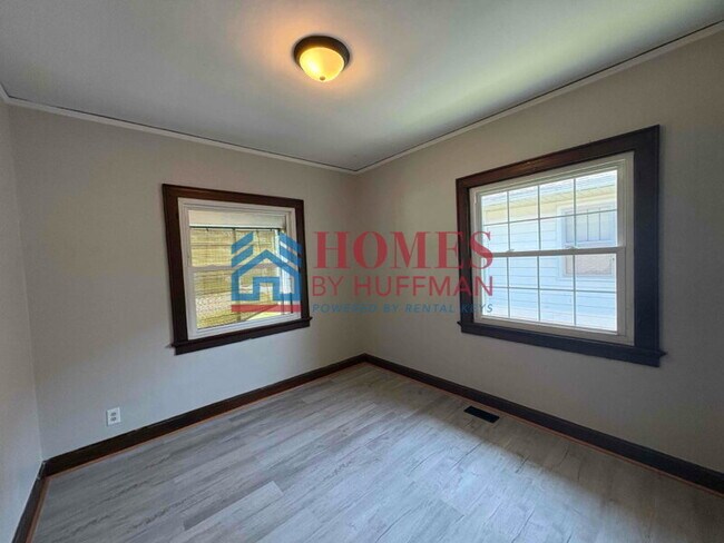 Building Photo - Two Bedroom House | Large Back Yard