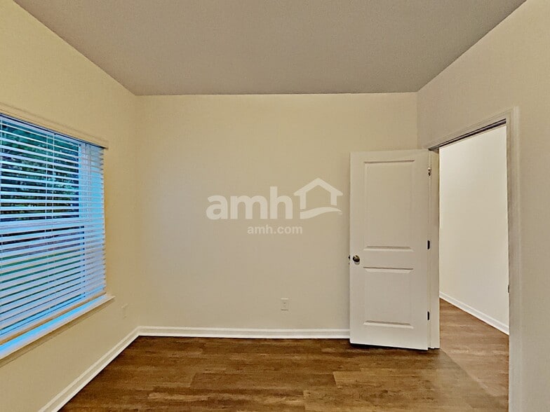 Building Photo - 553 Camp dr